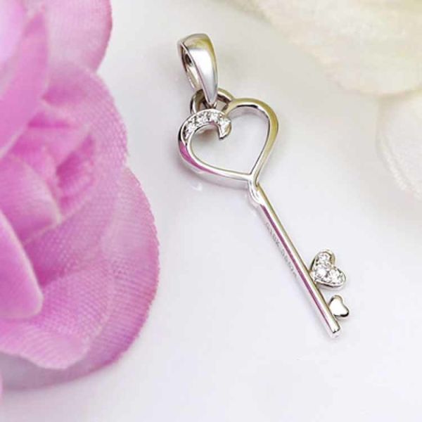 18K Rose Gold White Gold Yellow Gold Key Pendant with Diamonds (GDN014)