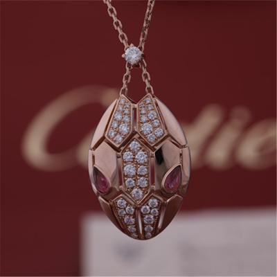 A colar de Roman Serpenti em 18 kt aumentou ouro ajustado com olhos do rubellite e com os diamantes do pavé na cabeça