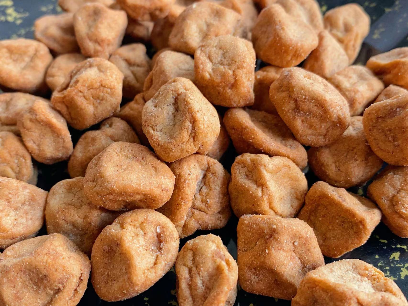 Слива китайской старой предыдущей закуски вкуса кислая зажарила в духовке арахисы арахисов хрустящие покрытые