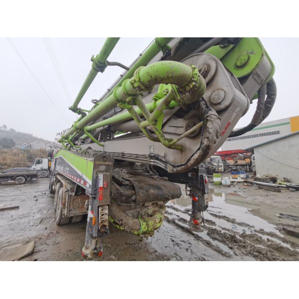 Zoomlion 63m Camión de bombeo de uso directo para hormigón preparado y hormigón semi seco