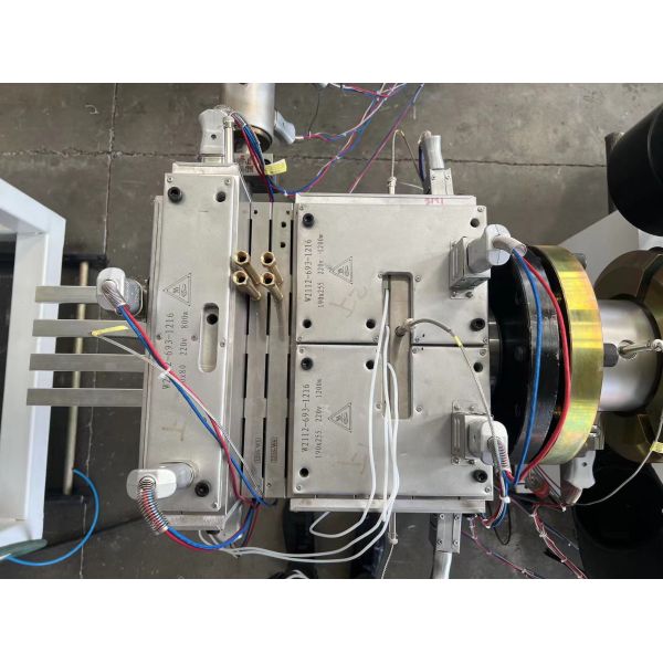 PE WPC Extrusion Mold for Handrail Mold/Mold Die/Calibrator/Water Tank/Tools in Silver