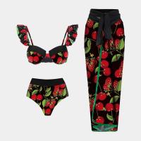 Un ensemble de bikini en nylon élégant, trois pièces de maillots de bain sans fil, en couleurs vives.