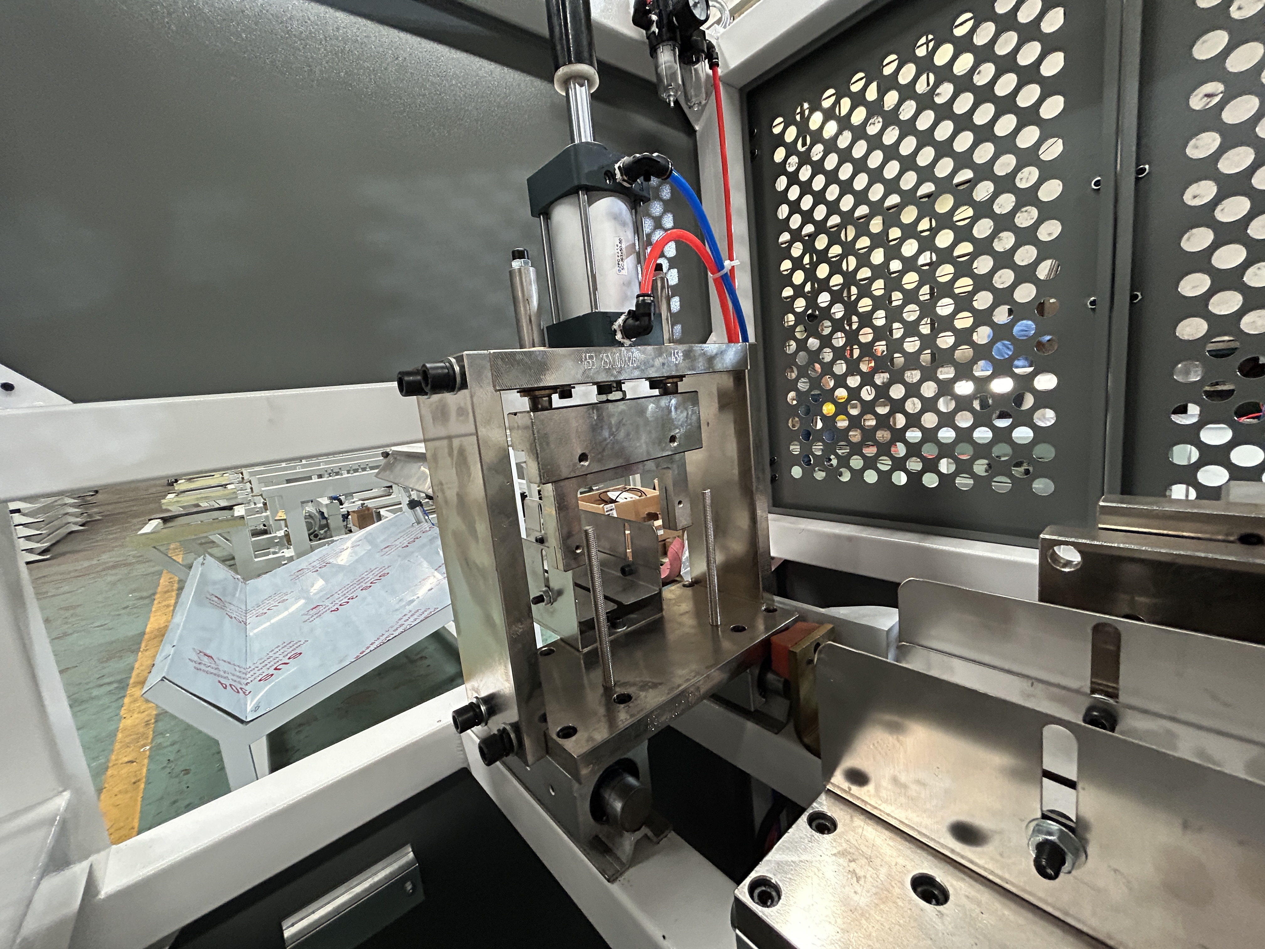 Designed PVC Price Tag Holders extrusion machine with CE certificate