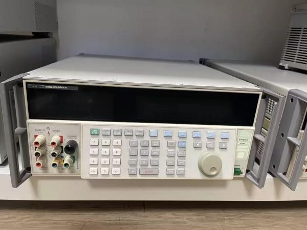 High Accuracy Multifunction Calibrator Fluke 5700A 1100 V / 2.2 A