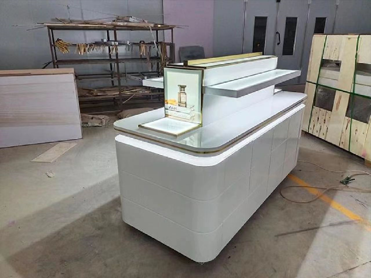 Fashion Anti Rust Luxury Display Cabinets Hardware Showcase Cosmetic Display Cases Shopping Mall