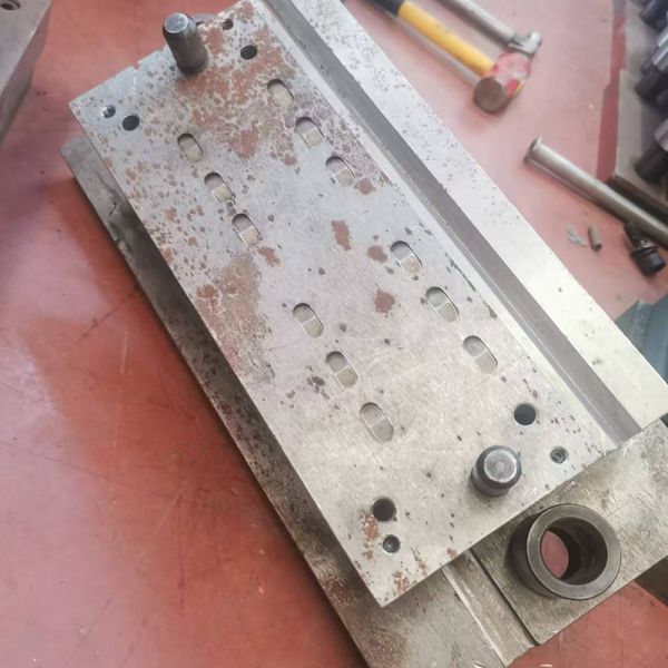 ISO9001 Ligne de production de plateaux de câbles Moulin intégré machine pour la production de précision