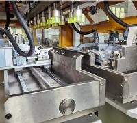 Machine de accrochage de rabattement de radiateur de réservoirs d'eau de voiture de machine de réservoir en plastique en aluminium entièrement automatique de radiateur