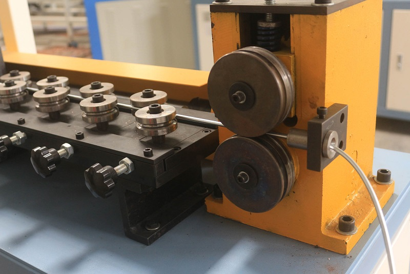 Автоматический выправлять и автомат для резки трубы для медистой стали