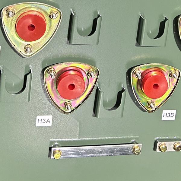 Distribution de puissance immergée dans l'huile du transformateur monté sur une plate-forme à trois phases de 150kva 12470v à 208v