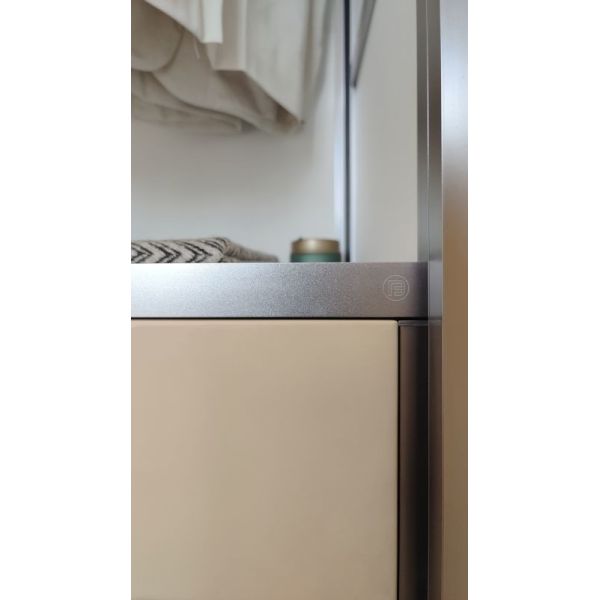 Минимальный шкаф из нержавеющей стали для детей с интегрированным столом