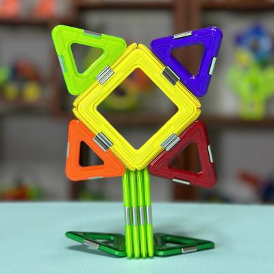 Ensemble de tuiles magnétiques aux formes polyvalentes pour les animaux et les plantes