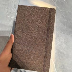 Cuaderno de escritorio esencial de café con logotipo en relieve