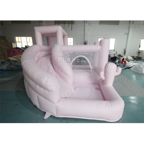Castillo de salto animoso blanco inflable rosado en colores pastel de la casa inflable de la despedida de las muchachas