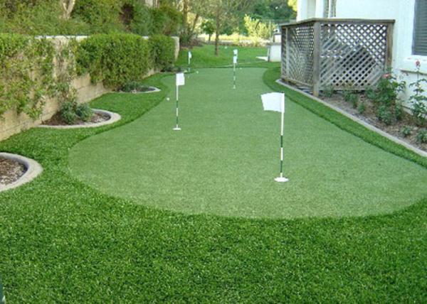 Tapetes artificiais da grama do golfe fantástico dos verdes de colocação, material sintético do PE da grama do golfe