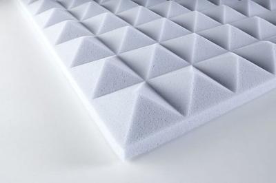La mousse acoustique de pyramide fade de bureau lambrisse ignifuge