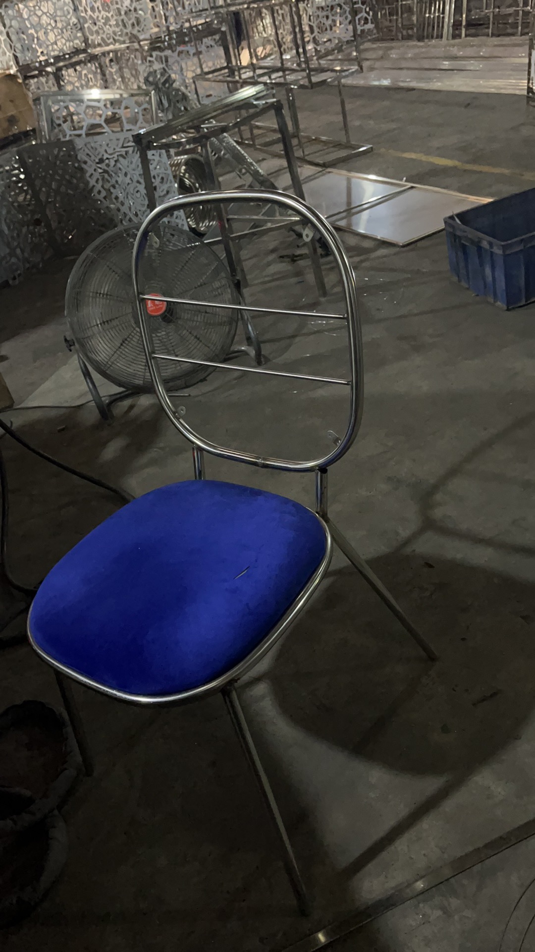 WENDING Silver Open-Frame Cutout Dining Chair – Royal Blue Velvet Seat Modern Restaurant Chair