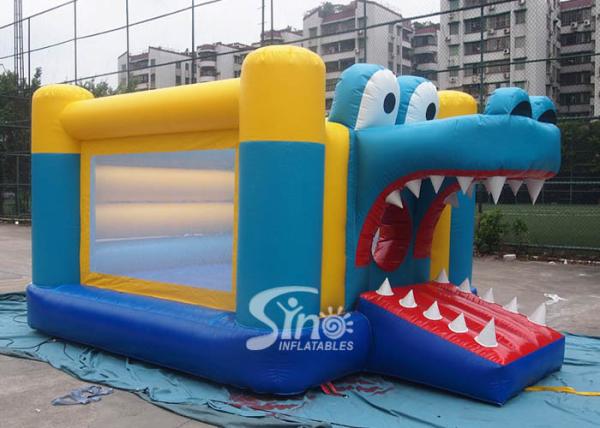 O leão-de-chácara inflável do crocodilo grande interno da boca das crianças com o EN14960 certificado vem com o ventilador do CE de sino Inflatables