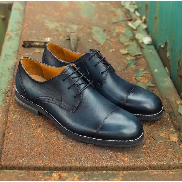 Выскальзывание людей Брауна на кожаных тапках шнурует вверх ботинки Оксфорда на осень/весна