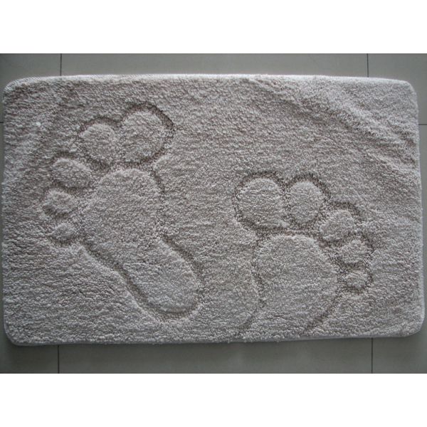 Отрежьте ковер циновки двери кучи