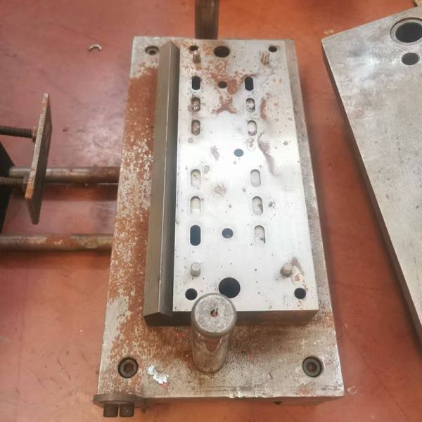 9m/min Máquina automática completa de formación de bandejas de cable 380V 440V 220V Opciones personalizables