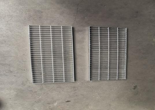 Pedestrian Catwalk Steel Grating Serrated Hot Dipped Galvanized Grating