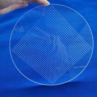 A placa de vidro de quartzo transparente a resistência térmica que processa a perfuração do laser com furo