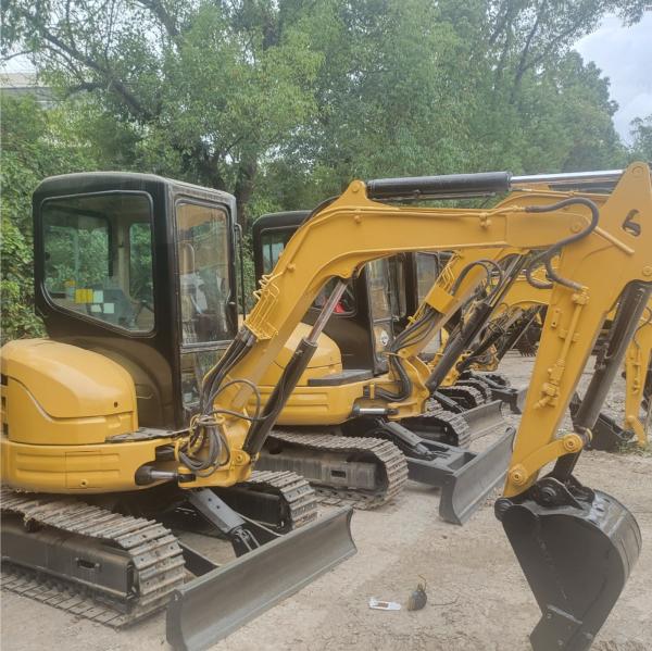 Excavadora  303 Compacta e poderosa para escavação de fundações