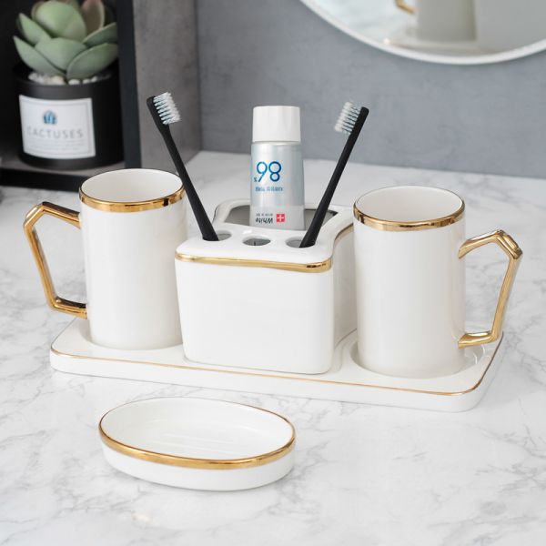 El cuarto de baño de cerámica del tenedor del cepillo de dientes de la crema dental fijó el dispensador líquido de la jabonera de la taza del enjuague