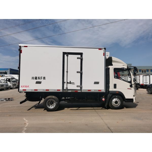 HOWO 4*2 Refrigerated Box Truck Meat And Chicken Box Fridge Van