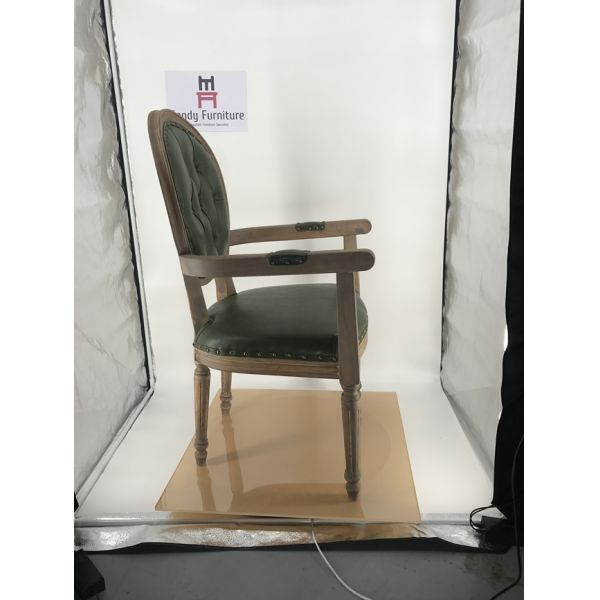 Винтажная рука ресторана круглой задней части деревянная предводительствует роскошный классический стул с украшением кнопки