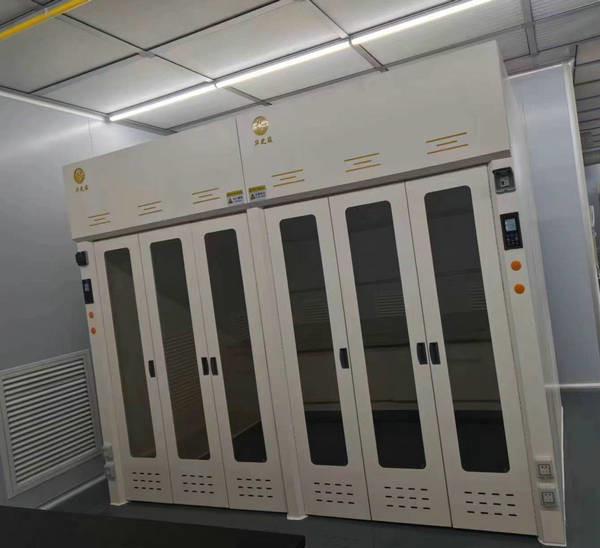 Laboratório cinzento-branco caminhar em capuz de fumaça com portas de vidro para equipamentos de ventilação
