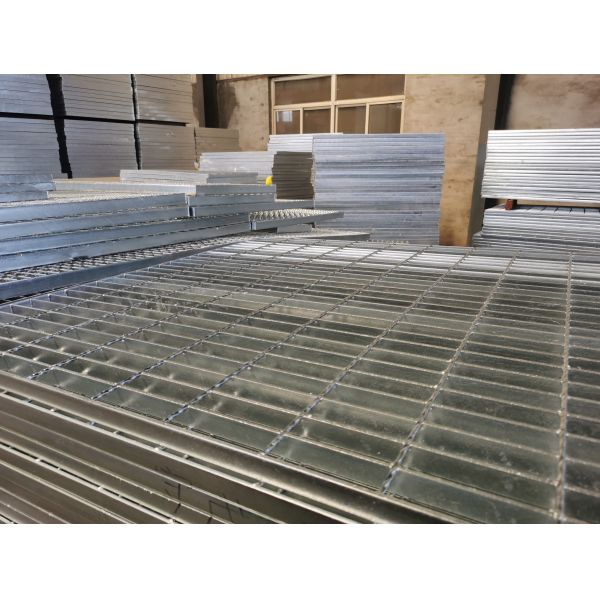 AS1657 Standard Anti Skid Steel Stair Treads Grating 100mm For Parking Lot