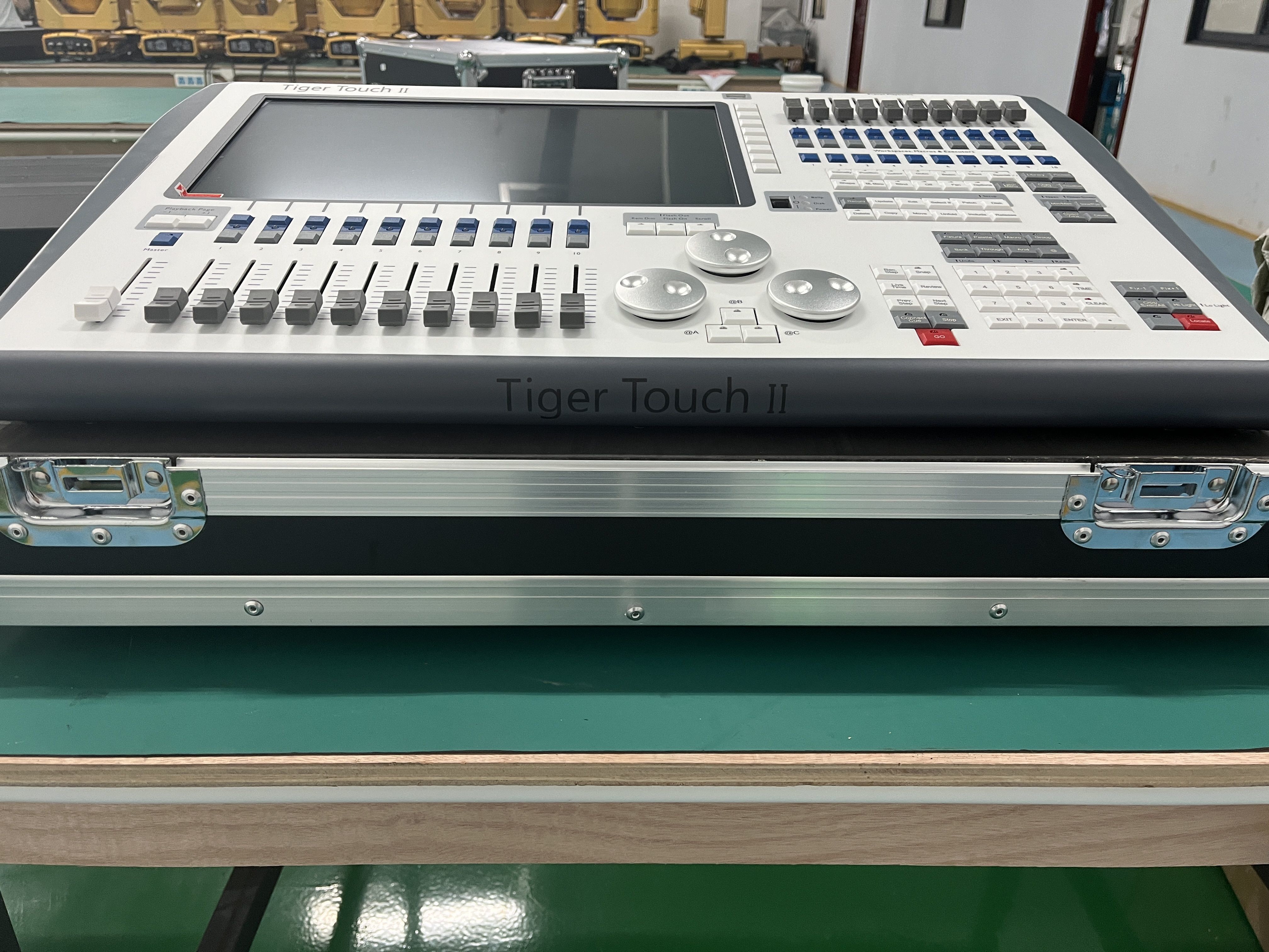 V16 Программное обеспечение Сенсорный экран DMX512 Консоль светового экрана Tiger Touch DMX Light Controller