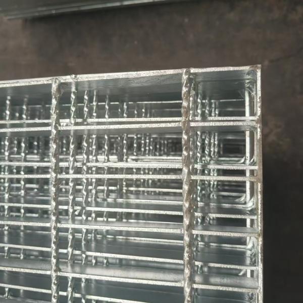 40mm Footstep To Weigh Non-Slip Steel Grating Industrial