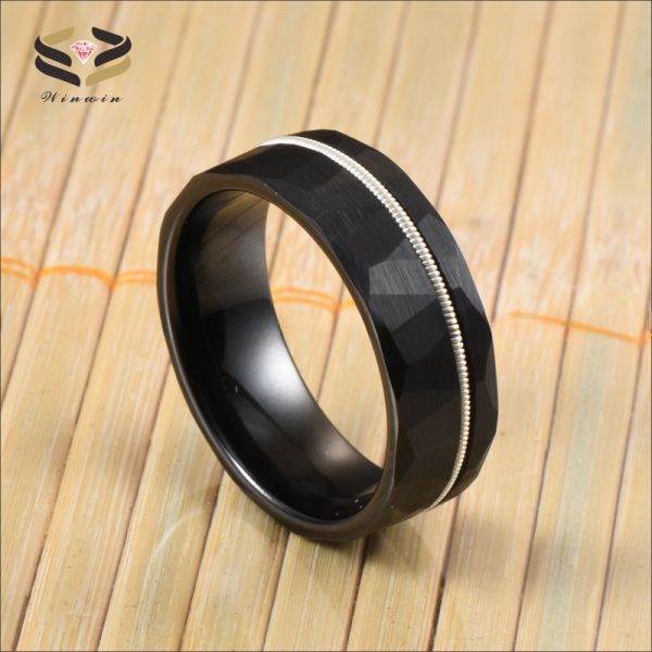 Mujeres Moda Negro Finish Faceted Martillado Banda de Boda de Tungsteno Con Cuerdas de Guitarra Blanca Inlay Confort Encaje Invisible