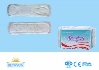 Mulheres descartáveis que vestem o uso feminino do dia dos produtos do cuidado dos guardanapo sanitários
