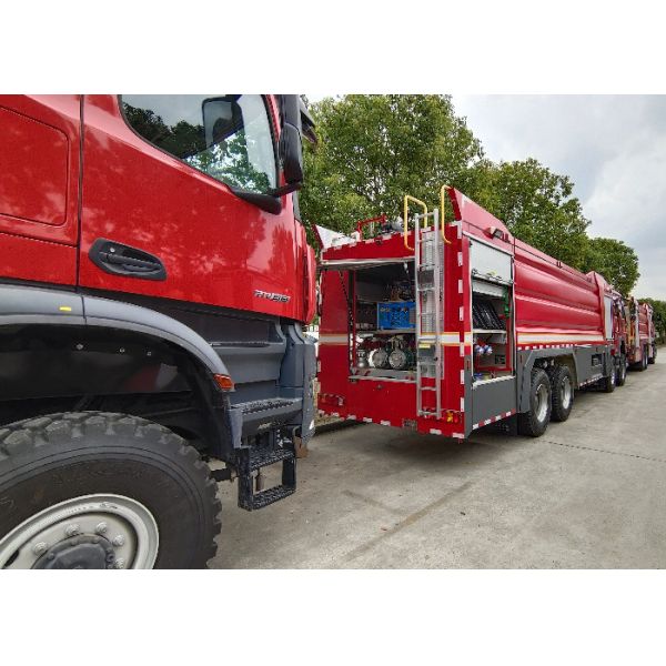 Конец пожарной машины топливозаправщика пены и воды кабины космоса ЧЕЛОВЕКА большой дверями шторки