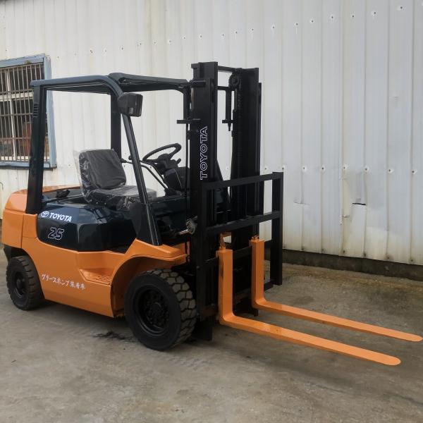 Téléchargeuse Toyota diesel utilisée durable 2,5 tonnes pour l'entreposage et la fabrication