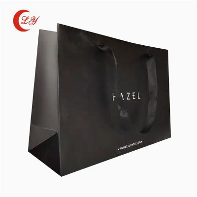 Sacos de papel prateados ecológicos com o seu próprio logotipo feitos de materiais reciclados