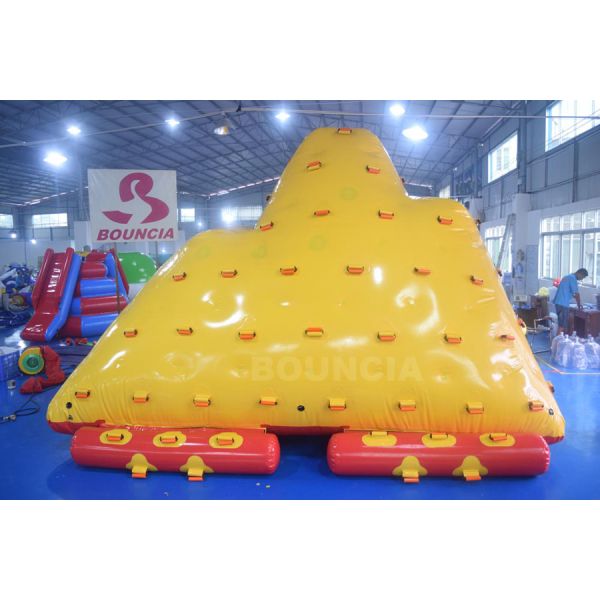 Iceberg flotante del agua del parque del agua para subir y resbalar