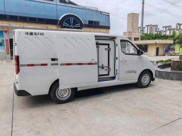 Pure Electric Small Refrigerated Box Truck 4.6m3 Capacity For On the Go Cooling Solution