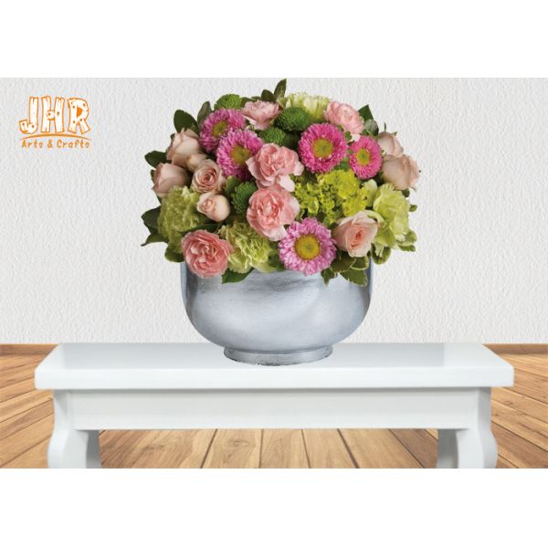 La tasse forment les pots de fleur poussés des feuilles argentés de fibre de