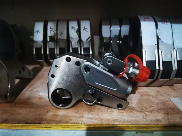 70MPa Black 4459Nm Hydraulic Low Profile Torque Wrench