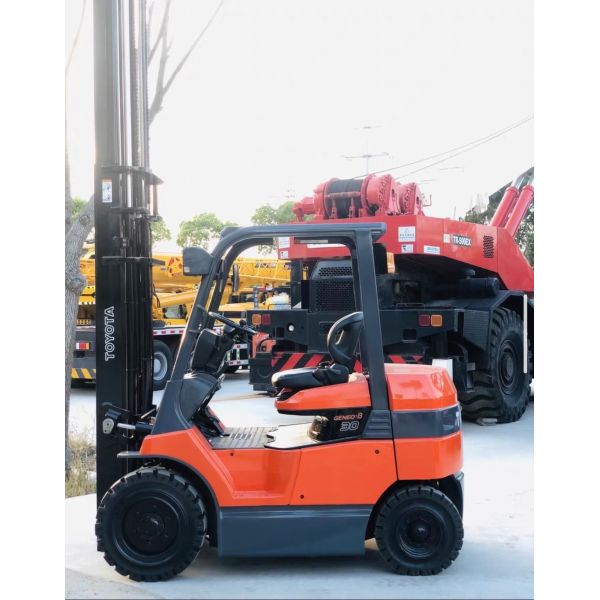 Carretilla elevadora eléctrica usada Toyota de 3 toneladas y 3 metros de Japón, con alta potencia de batería y en muy buen estado