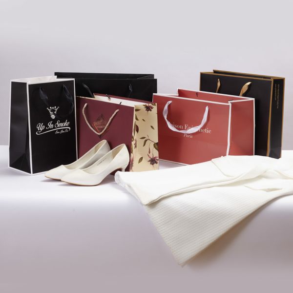 OEM 300gsm Printed Paper Gift Bags Bulk For Valentine's Day