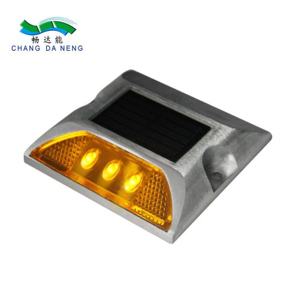 A estrada solar direcional do diodo emissor de luz da visibilidade alta de alumínio enche um lado conduziu o olho de gato solar
