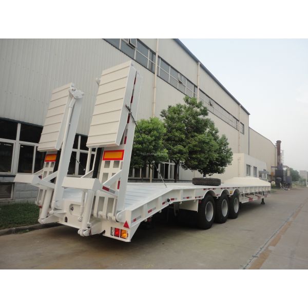 CIMC HUAJUN 3 Axle Heavy Duty Low Bed Semi Trailer with Hydraulic Ramp Max Payload 70TON
