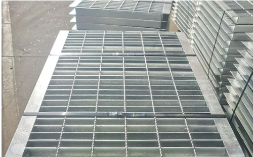 Grille de drainage articulée en acier galvanisé, Grille en acier doux, Grille en fer, Couvercle de drainage en acier