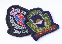 Les militaires brodés par coutume raccordent l'insigne de chapeau de béret, corrections militaires fraîches de chapeau
