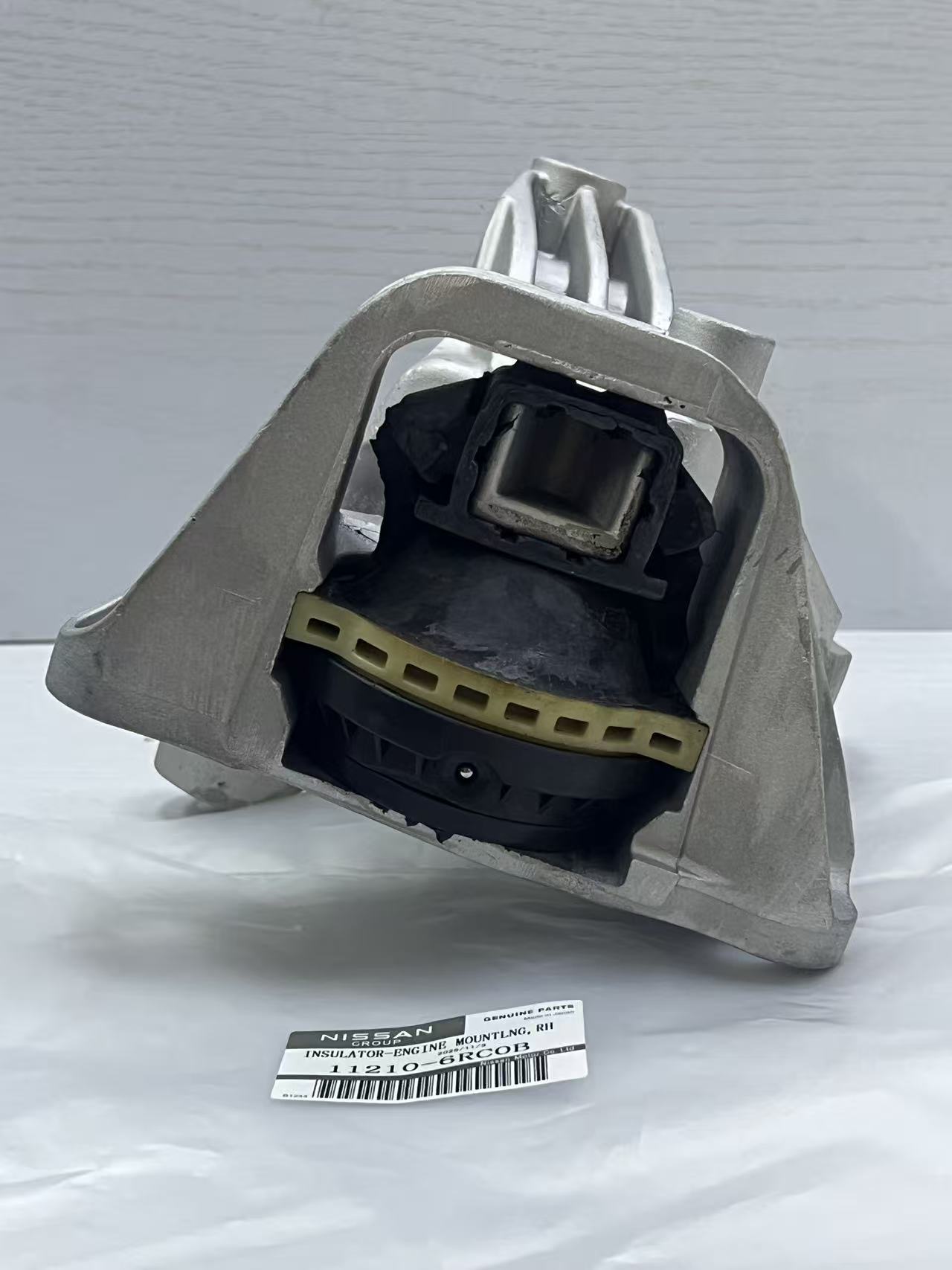 Nissan engine mount rubber 11210-6RC0B engineered to absorb engine vibrations and provide secure mounting for vehicle operation